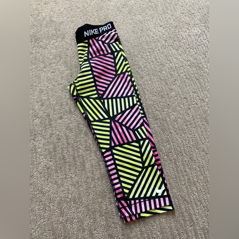 Nike pro crops size small